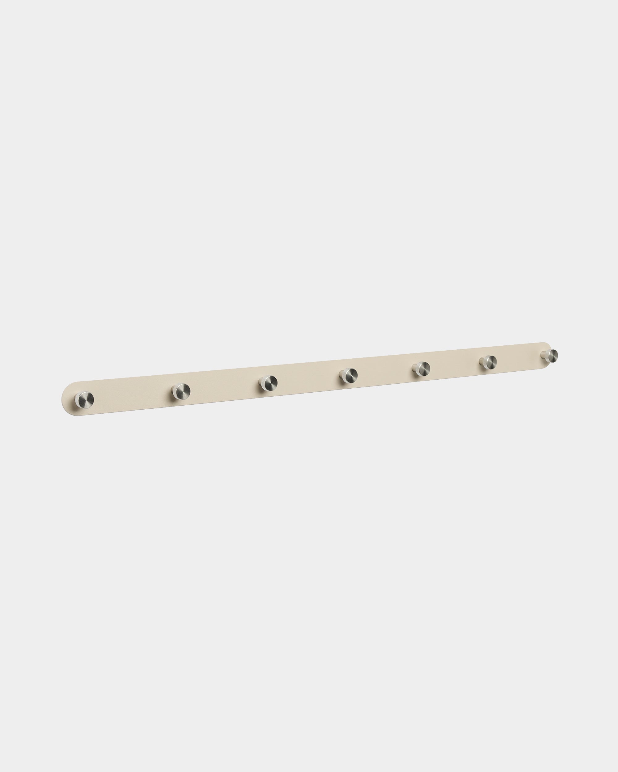 WoodUpp Norr kapstok in beige en roestvrij steel met 7 haken, ontworpen voor wandgemonteerde organisatie in entrees; minimalistische Nordische stijl.